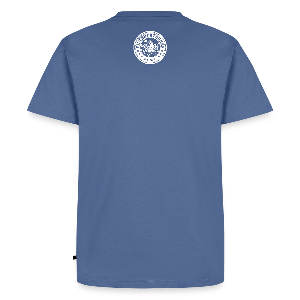FILTERFOTOGRAF® Männer Premium T-Shirt – Front- & Rückendruck, nachhaltig & fair produziert - Taubenblau