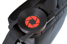 Lade das Bild in den Galerie-Viewer, Lens Cap Holder - Objektivdeckelhalter für 8 Filtergrößen von 50-82mm Filterdurchmesser inklusive XXL Filtertuch

