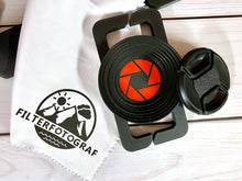 Lade das Bild in den Galerie-Viewer, Lens Cap Holder - Objektivdeckelhalter für 8 Filtergrößen von 50-82mm Filterdurchmesser inklusive XXL Filtertuch
