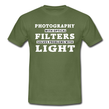 Lade das Bild in den Galerie-Viewer, Fotografen Shirt - Fotografieren mit Filter - Militärgrün
